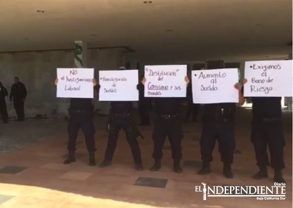 Policías estatales protestan frente a Palacio de Gobierno; desintegran Mando Mixto