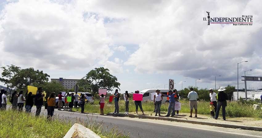 Colonos de Puerto Nuevo y Chula Vista se manifiestan en las fueras del Aeropuerto 