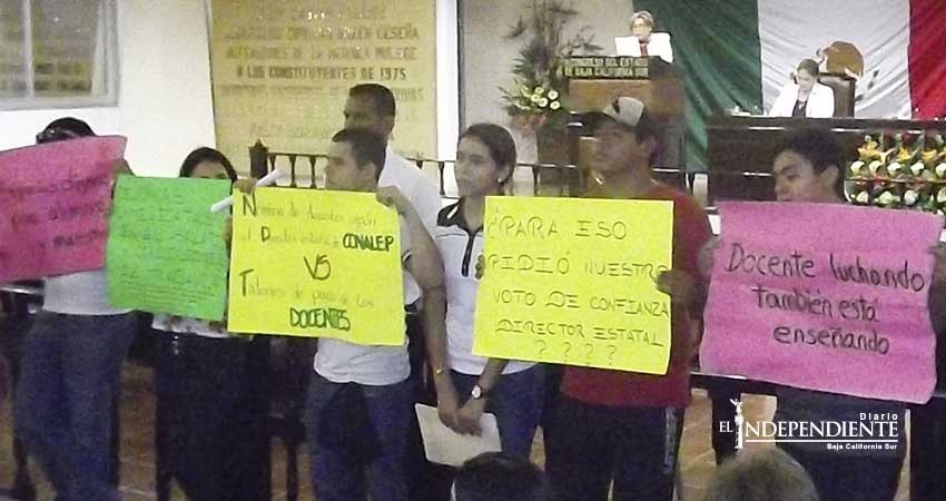 Protestan docentes, padres y alumnos del Conalep; piden al gobierno solucionar huelga 