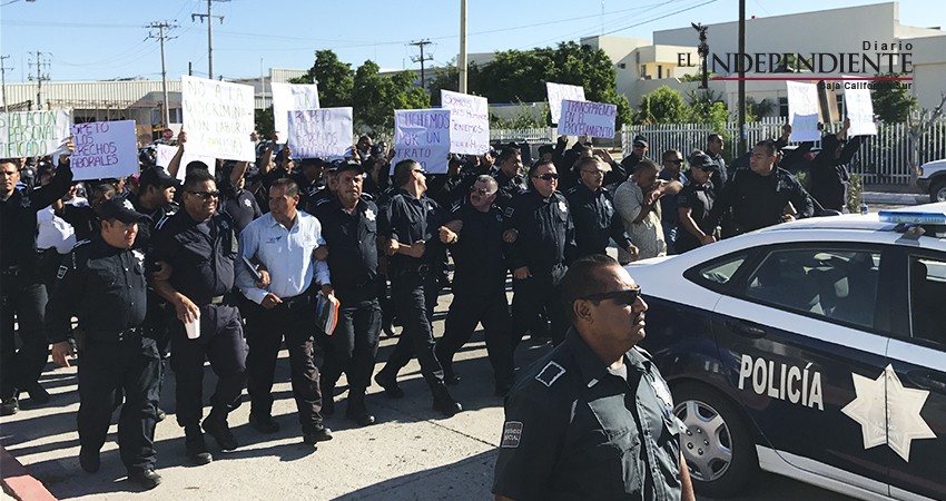 Estalla protesta policiaca en La Paz... “Abusivos nos dejan sin sustento”, acusan