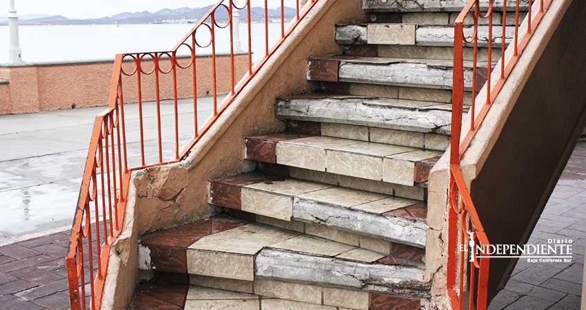 En franco deterioro el histórico Jardín Velasco y el kiosco del Malecón 