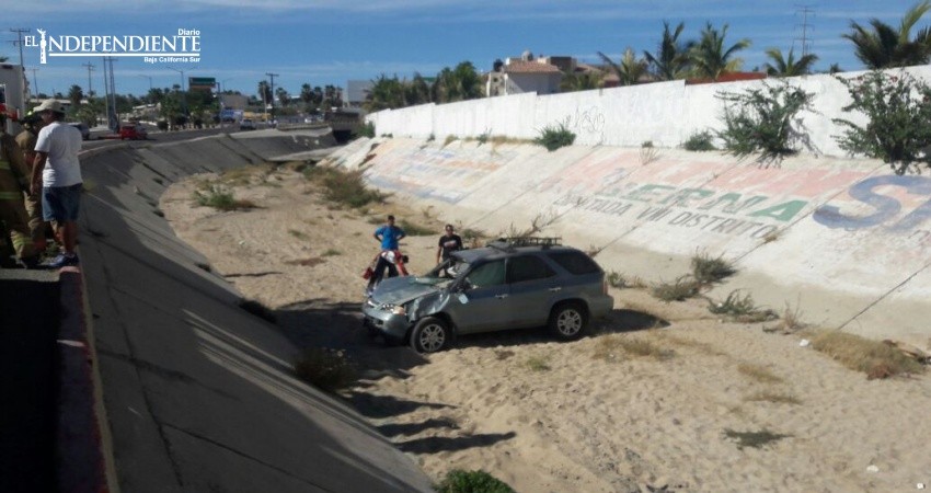 Cae vehículo a canal pluvial en CSL; adolescente de 14 años sale lesionada