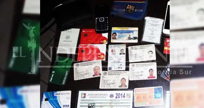 Tras persecución, sospechosos abandonan vehículo con tarjetas de crédito e identificaciones