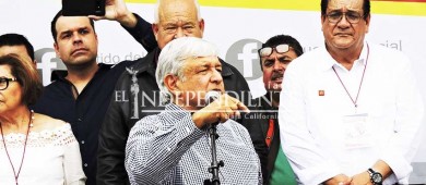 Durante visita a BCS, AMLO reafirma la candidatura a senador de Víctor Castro