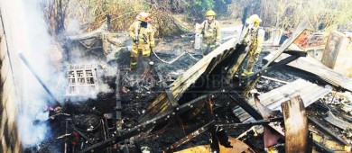Fuego arrasa con casa de madera en Santa Rosa