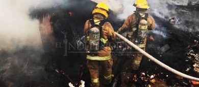 Fuego arrasa con casa de madera en Santa Rosa