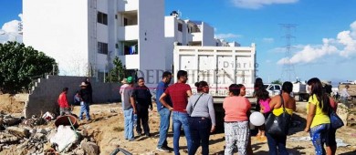 Se oponen colonos de Puerto Nuevo al retiro de escombro de edificio colapsado tras el paso de “Lidia”