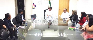 Protestan docentes de Prepa Morelos ante palacio de gobierno