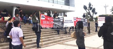 Protestan docentes de Prepa Morelos ante palacio de gobierno