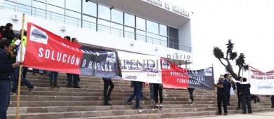 Protestan docentes de Prepa Morelos ante palacio de gobierno