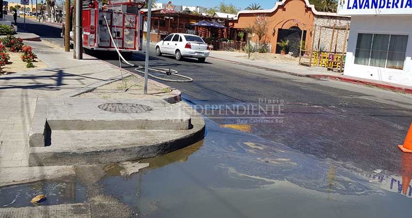 Una falla mecánica en recolector de basura ocasionó derrame de combustibles en calle de Cabo San Lucas