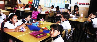 Escuela primaria Edo de Campeche agradece a familia norteamericana que hace donaciones
