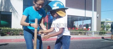 Bomberos celebran Día del Niño con “Prueba de Fuego Infantil”