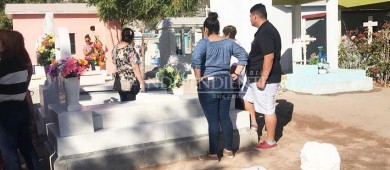 Panteones de La Paz se vistieron de fiesta por el Día de las Madres