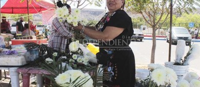 Panteones de La Paz se vistieron de fiesta por el Día de las Madres