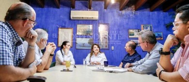 Se reúne Lupita Saldaña Cisneros con integrantes de EMPRHOTUR