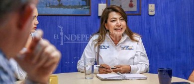 Se reúne Lupita Saldaña Cisneros con integrantes de EMPRHOTUR
