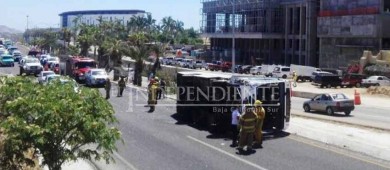 Vuelca autobús de pasajeros en el corredor turístico de Los Cabos