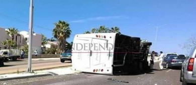 Vuelca autobús de pasajeros en el corredor turístico de Los Cabos