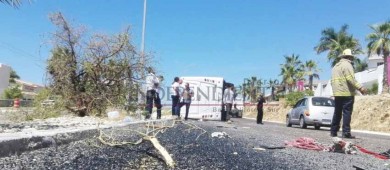 Vuelca autobús de pasajeros en el corredor turístico de Los Cabos