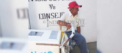 Don Carlos, más de 10 años empujando su carrito de helados y deleitando paladares