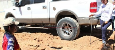 Candidata Michelle Valdez busca el voto casa por casa