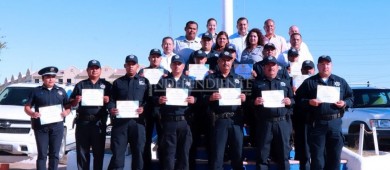 Empresarios de CSL, entregan reconocimiento a policías que  frustraron robo a joyería