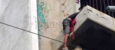 Rescatan a mujer que colgaba del balcón de un edificio abandonado