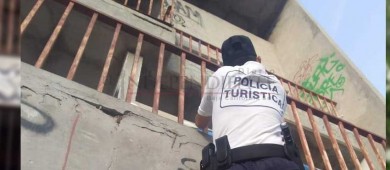 Rescatan a mujer que colgaba del balcón de un edificio abandonado