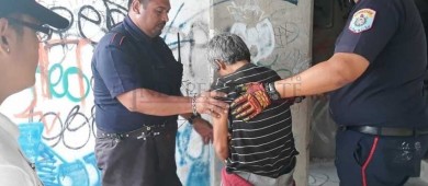 Rescatan a mujer que colgaba del balcón de un edificio abandonado