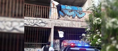 Rescatan a mujer que colgaba del balcón de un edificio abandonado