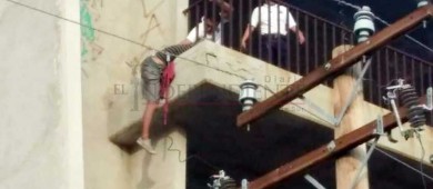 Rescatan a mujer que colgaba del balcón de un edificio abandonado