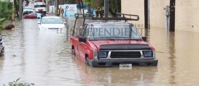 Se inunda a las afueras de la UMF 6 del IMSS en SJC
