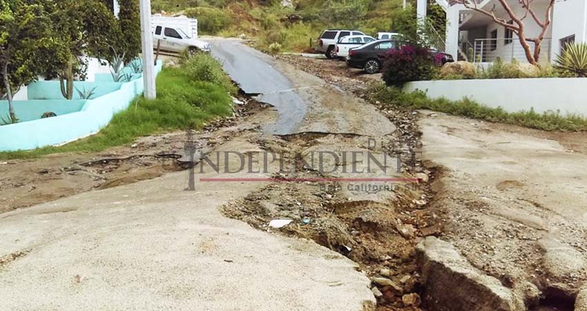 Destrozadas calles de colonia Lienzo Charro en Cabo San Lucas  