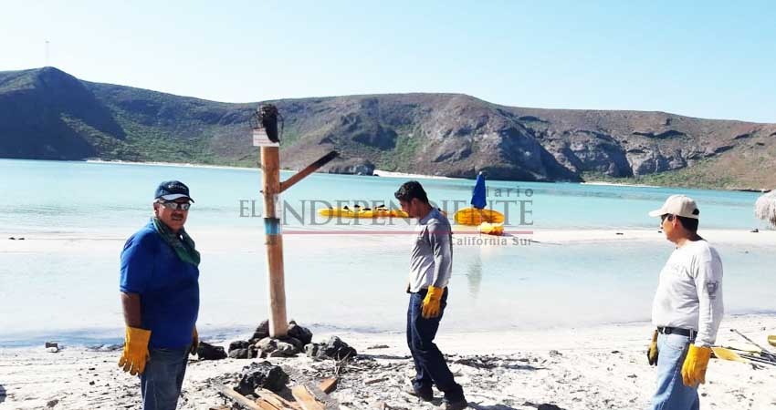 Incendian palapas en Balandra; prevén cerrar acceso de noche