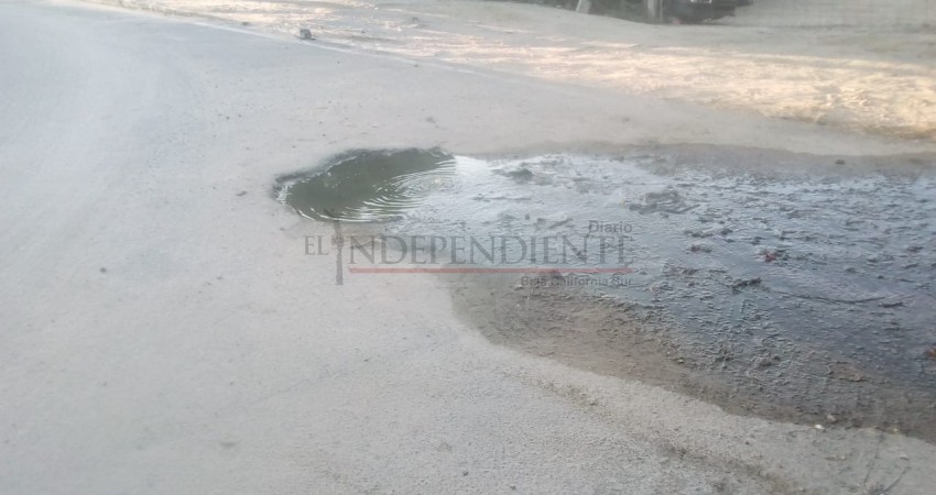 Sigue brotando agua sucia en calles de la colonia Acuario de Cabo San Lucas 