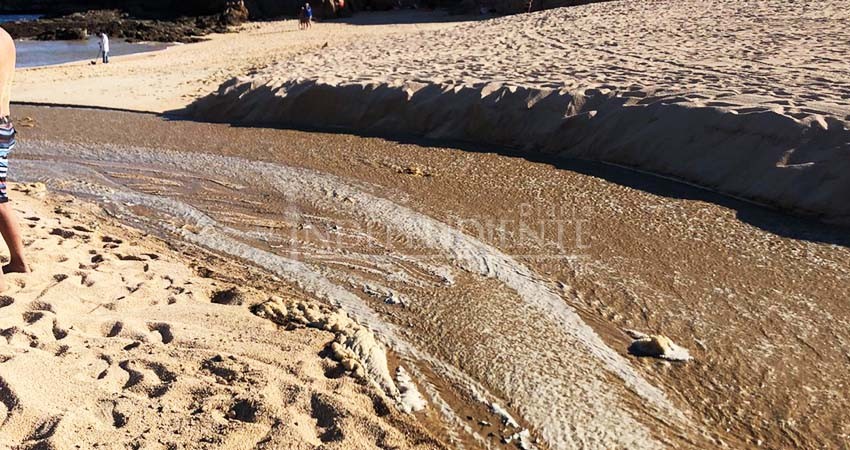 Aparece caudal de agua de Desarrollo Turístico y atraviesa Playa Santa María