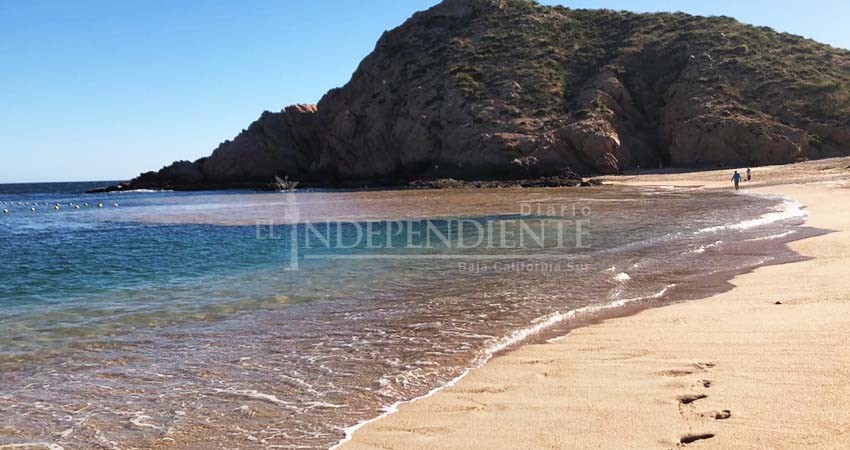 Aparece caudal de agua de Desarrollo Turístico y atraviesa Playa Santa María