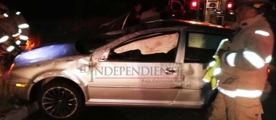 Aparatosa volcadura en el Corredor Turístico deja dos lesionados