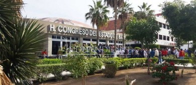 Ubers, taxis y dompes toman calles aledañas al Congreso BCS