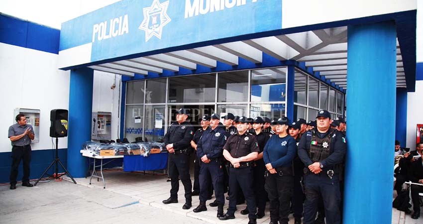Entregan a policías municipales de La Paz uniformes y equipo de trabajo