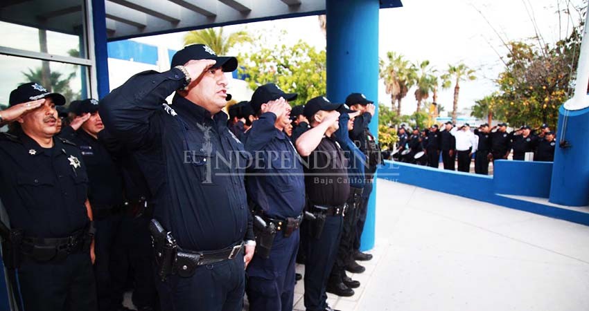 Entregan a policías municipales de La Paz uniformes y equipo de trabajo