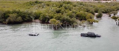 Quedan atrapados carros en el manglar de La Paz