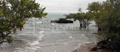 Quedan atrapados carros en el manglar de La Paz