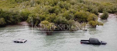 Quedan atrapados carros en el manglar de La Paz