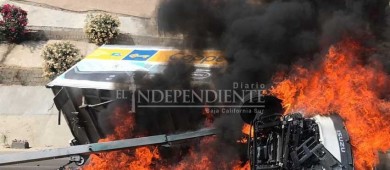 Incendio de vehículo de Coppel paraliza el tráfico en corredor turístico de Los Cabos
