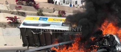 Incendio de vehículo de Coppel paraliza el tráfico en corredor turístico de Los Cabos