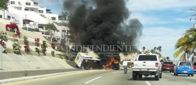 Incendio de vehículo de Coppel paraliza el tráfico en corredor turístico de Los Cabos