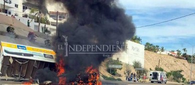 Incendio de vehículo de Coppel paraliza el tráfico en corredor turístico de Los Cabos