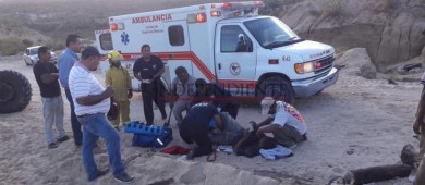 Tres heridos en aparatosa volcadura en camino rural a La Candelaria